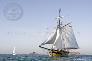 Photo du cotre corsaire Le Renard lors d'une croisière devant Saint-Malo